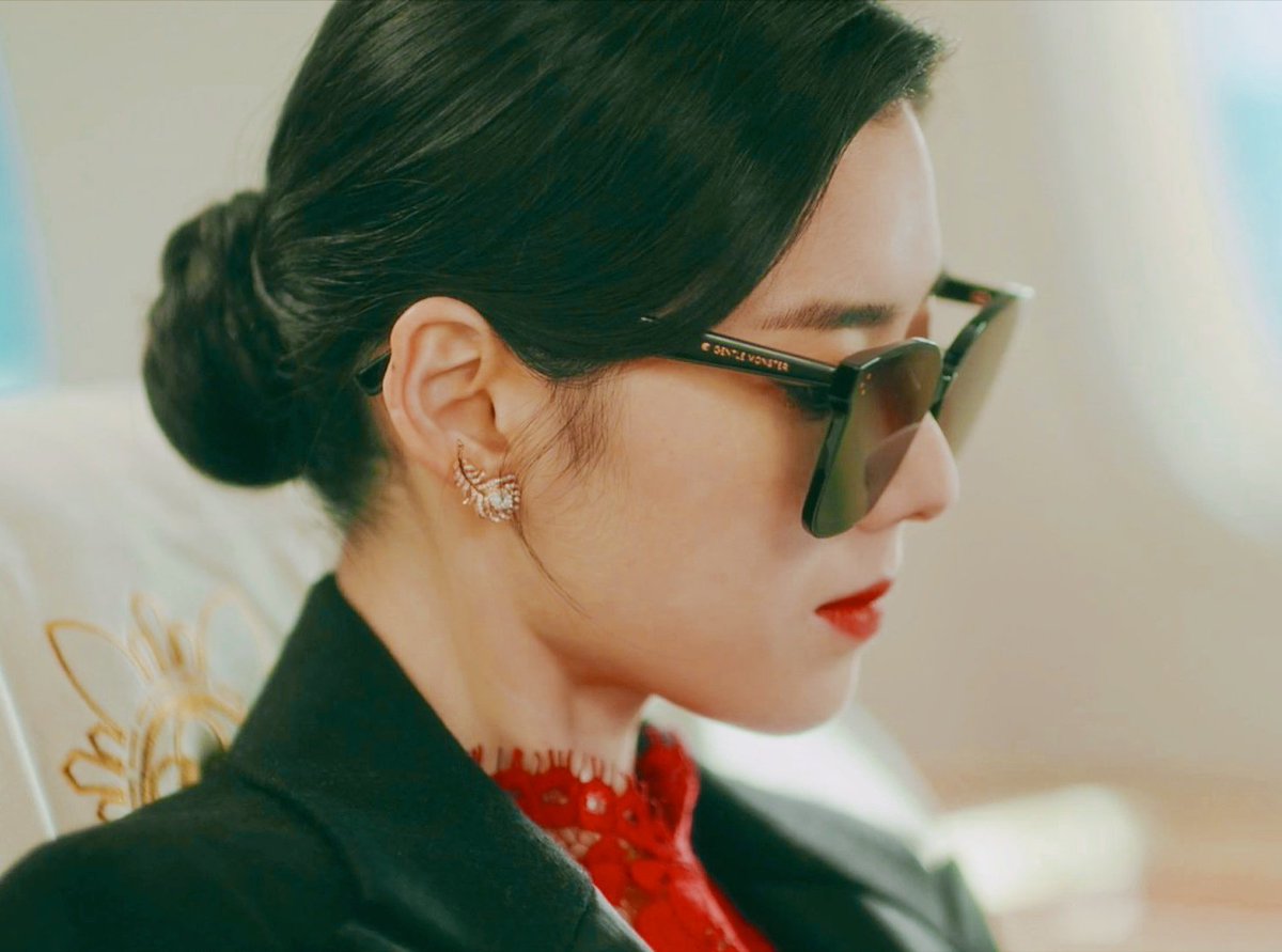 Since I'm tired of seeing most of the fandom go with "let's call a female character a greedy bitch instead of acknowledging she deserved better writing"...Reasons why PM Goo Seo Ryung deserved better: a thread. #TheKingEternalMonarch  #TheKingEternalMonarchFinale  #JungEunChae