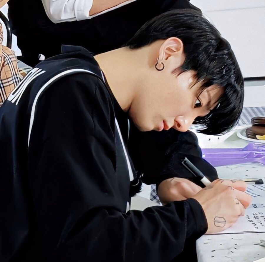 vloveskoo's tweet photo. “Jungkook sacrificó su infancia para salvar la nuestra...” https://t.co/jUCy4JSIt7