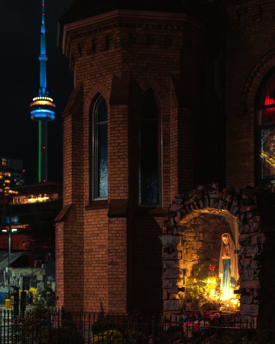 hotshoedrew's tweet photo. Got caught in the rain taking these photos the other night.

#Toronto #Photography #UrbanPhotography #StreetPhotography #NightPhotography https://t.co/RQecBHThEq