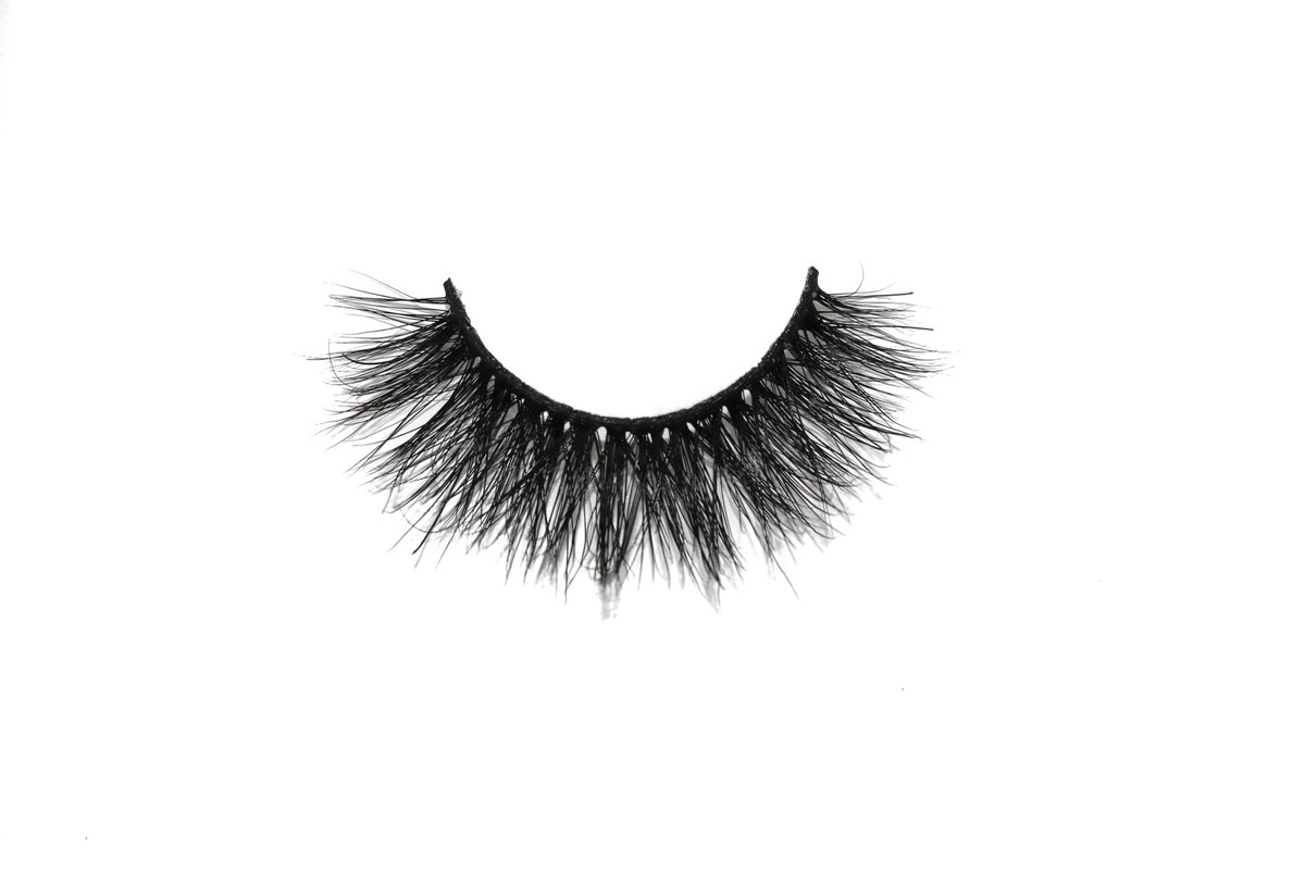 NEW EYELASH ALERT ✨✨
Meet one of our new styles in AVA 🌸 will be available on our website TODAY at 5pm (central time) 
Kyvlashes.com 💗 
#smallbusiness #lashbusiness #dfwlashes