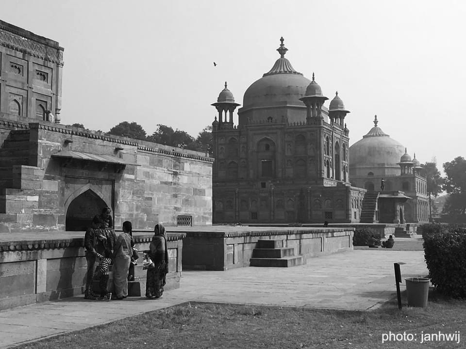 builthistories's tweet photo. Series XXXVIII: #MonumentsofIndia

Various tombs within Khusro Bagh, Allahabad (Early 17th Cen CE) set within a garden enclosure. While the formal garden no longer exists, there are evidences of original water works that feed the fountains.

#KhusroBagh #Allahabad https://t.co/Y4tXbHS27K