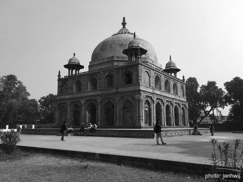 builthistories's tweet photo. Series XXXVIII: #MonumentsofIndia

Various tombs within Khusro Bagh, Allahabad (Early 17th Cen CE) set within a garden enclosure. While the formal garden no longer exists, there are evidences of original water works that feed the fountains.

#KhusroBagh #Allahabad https://t.co/Y4tXbHS27K