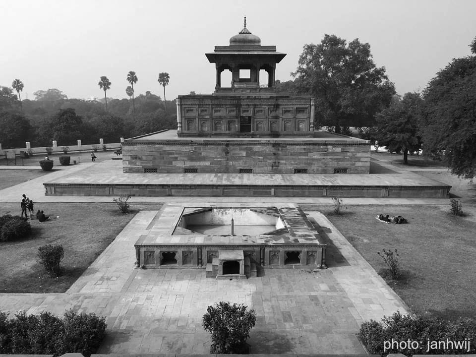 builthistories's tweet photo. Series XXXVIII: #MonumentsofIndia

Various tombs within Khusro Bagh, Allahabad (Early 17th Cen CE) set within a garden enclosure. While the formal garden no longer exists, there are evidences of original water works that feed the fountains.

#KhusroBagh #Allahabad https://t.co/Y4tXbHS27K