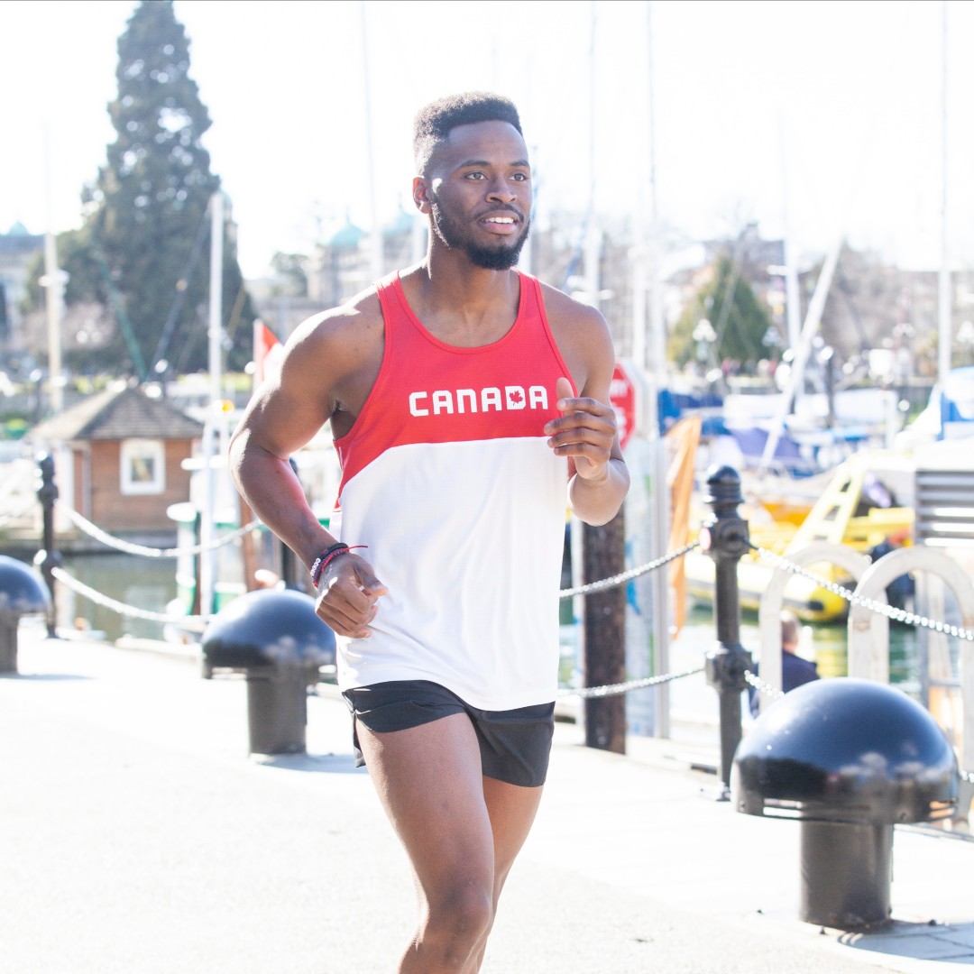 Run with pride in this Canada script singlet with non-chafing body panels and a modern colour contrast design. Moisture wicking properties keep you cool throughout your run and reflective details offer added visibility.