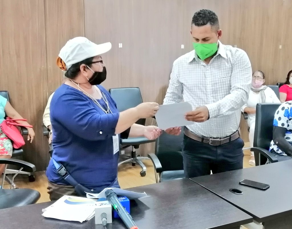 Gobersucumbios's tweet photo. Esta mañana el @Gobersucumbios @albaro_beltran con el compromiso de mantener una Gobernación de puertas abiertas, recibió un manifiesto de la Sociedad Civil y Comité de Usuarios del #HMVI a fin de articular el fortalecimiento de la atención en @Salud_Ec para la provincia. @Lenin https://t.co/uwEsfUoh6D