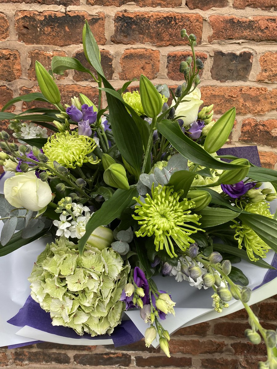 HighPeakFlowers's tweet photo. Today’s favourites 😃 #florist #flowers #bouquet #delivery #flowerdelivery #newmills #highpeak #birchvsle #rowarth #mellor #marplebridge #marple #hayfield #glossop #chinley #buxworth #chapelenlefrith #whaleybridge #furnessvale #disley #highlane https://t.co/WuzMCNCgMw