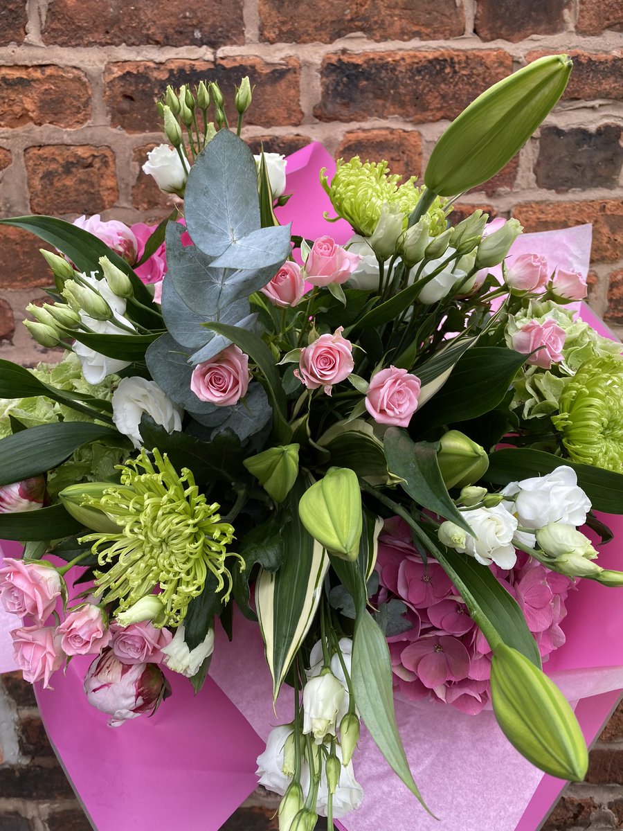 HighPeakFlowers's tweet photo. Today’s favourites 😃 #florist #flowers #bouquet #delivery #flowerdelivery #newmills #highpeak #birchvsle #rowarth #mellor #marplebridge #marple #hayfield #glossop #chinley #buxworth #chapelenlefrith #whaleybridge #furnessvale #disley #highlane https://t.co/WuzMCNCgMw