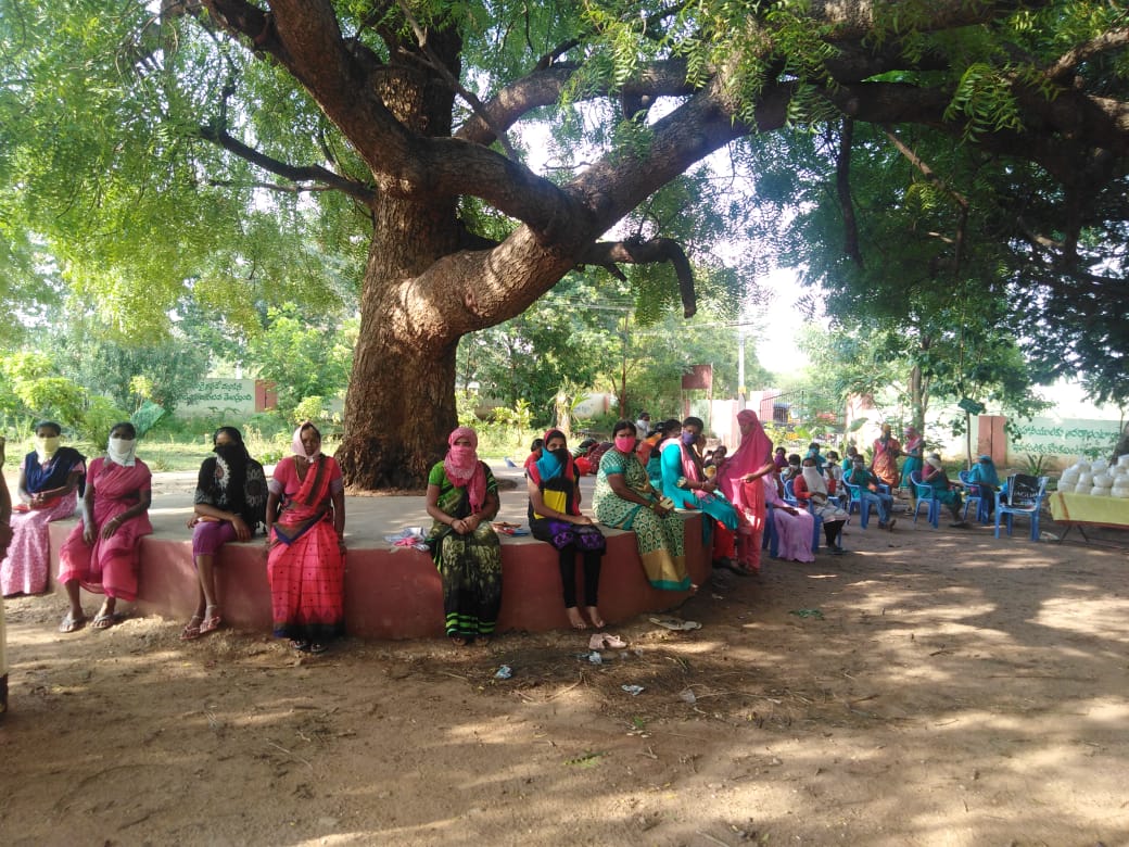 SwastiHC's tweet image. &quot;Navyasri&quot; is a #CommunityOrganization of women in sex work in #Warangal. With @TaarasCoalition @SwastiHC and @AshrayaHastha they came together to support #PLHIVs with food, hygiene and safety kits to protect them from #COVID19. Here women await their turn.
