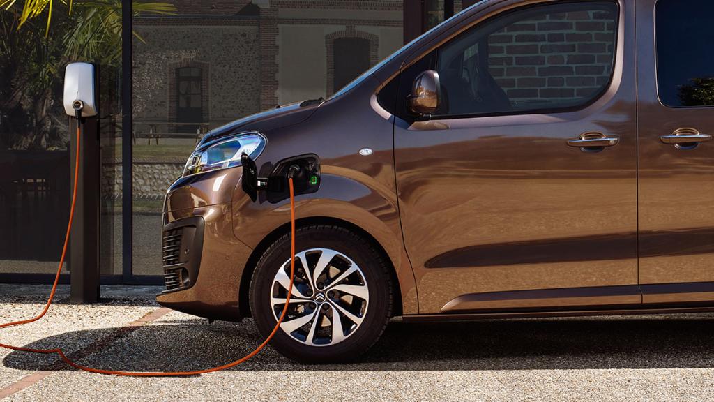 citroenarg's tweet photo. Eléctrico… para padres, chicos, y amigos. Para 5, 6, y hasta 8 personas. Nuevo Citroën ë-SpaceTourer-100% Ëlectric, estreno mundial, disponible en Francia.💙⚡️ https://t.co/EE0qPBFjsg
