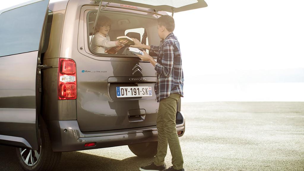 citroenarg's tweet photo. Eléctrico… para padres, chicos, y amigos. Para 5, 6, y hasta 8 personas. Nuevo Citroën ë-SpaceTourer-100% Ëlectric, estreno mundial, disponible en Francia.💙⚡️ https://t.co/EE0qPBFjsg