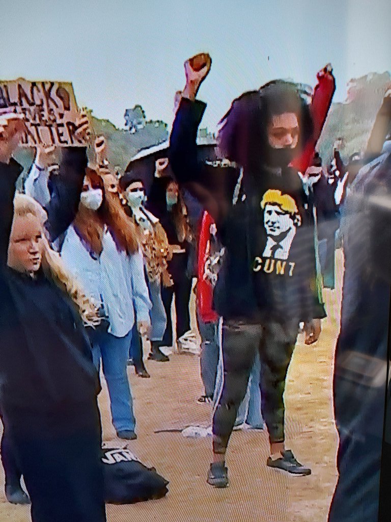 Watching the ITV Evening News.

I *think* that they might have missed this guy in the edit....

#itv #itvnews #itveveningnews #itn #itnnews