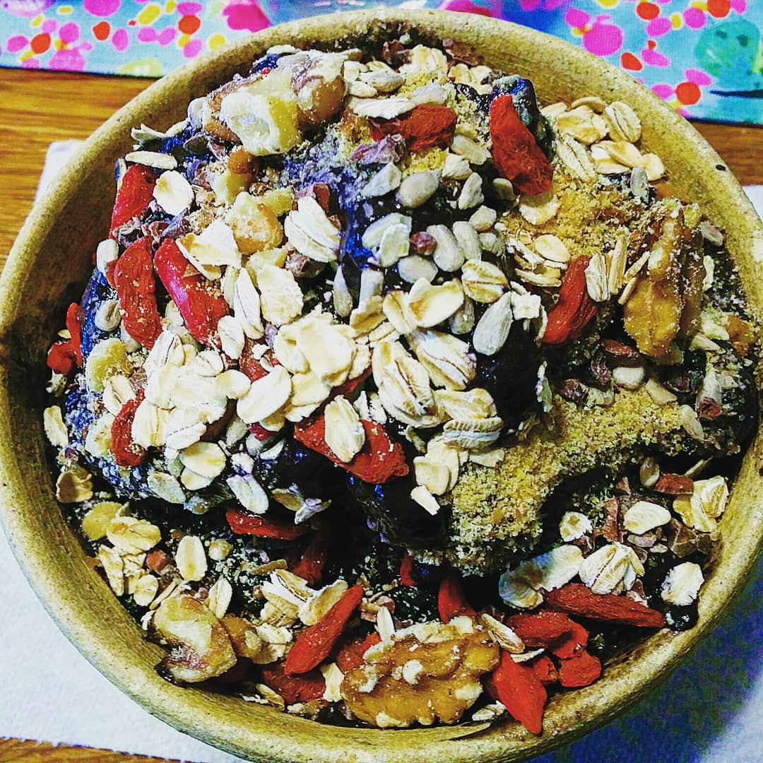 MikaTamakiCoach's tweet photo. TOPPINGS:
Ground flax seeds, raw walnut pieces, goji berries, sunflower seeds, ground black sesame seeds, rolled oats, cacao nibs

#smoothiebowls #cauliflowersmoothie #instasmoothie #smoothieoftheday #instayummy #allthetoppings #smoothiebowltoppings #plantbasedeating https://t.co/R33zYjRjVP