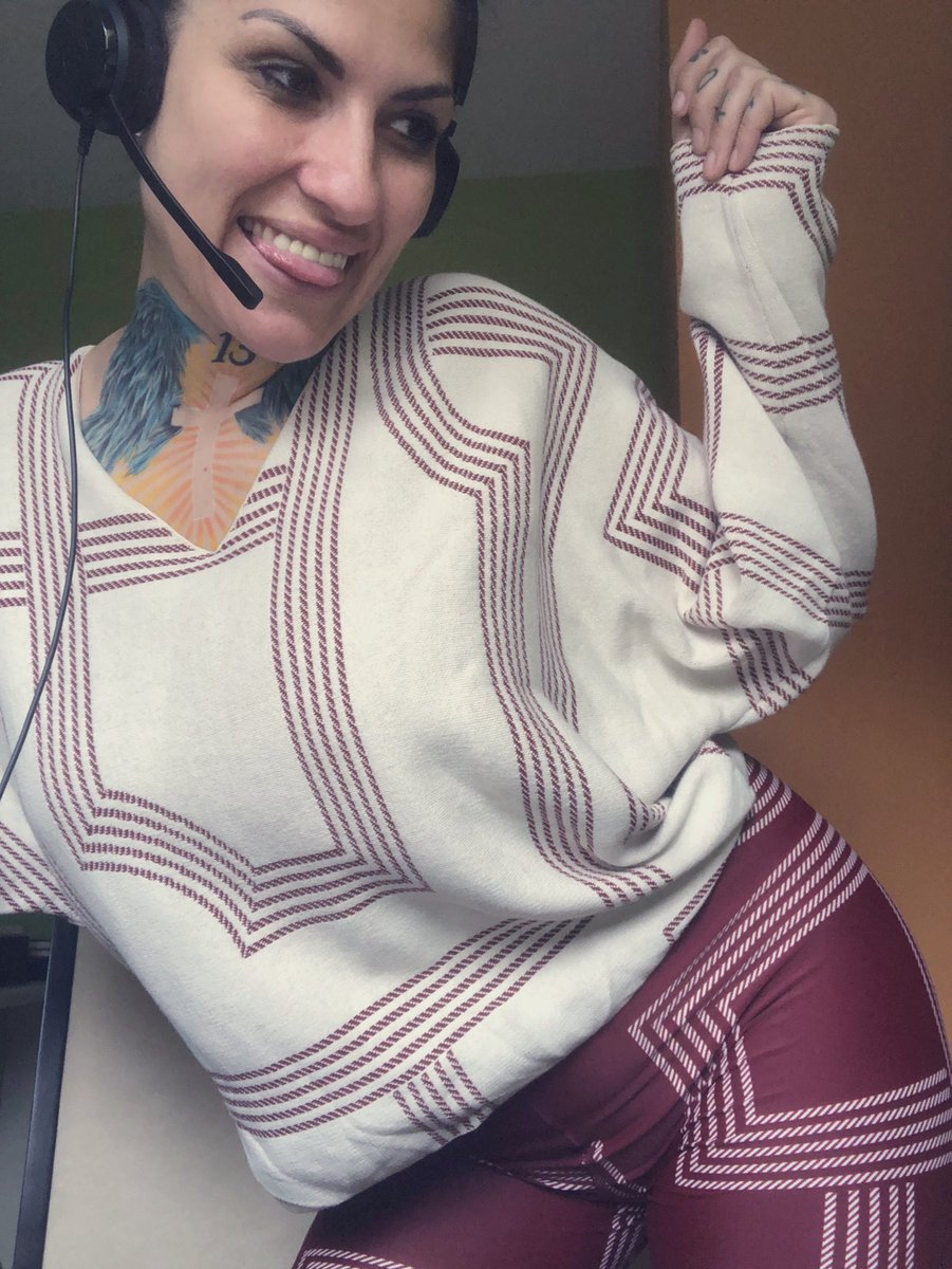 kekafunk's tweet photo. TELETRABAJAR EN CASA es lo q tiene q vas asin como en pija-chandal y en zapatotillas 🤣🤣🤣 https://t.co/HtGLXbyq00