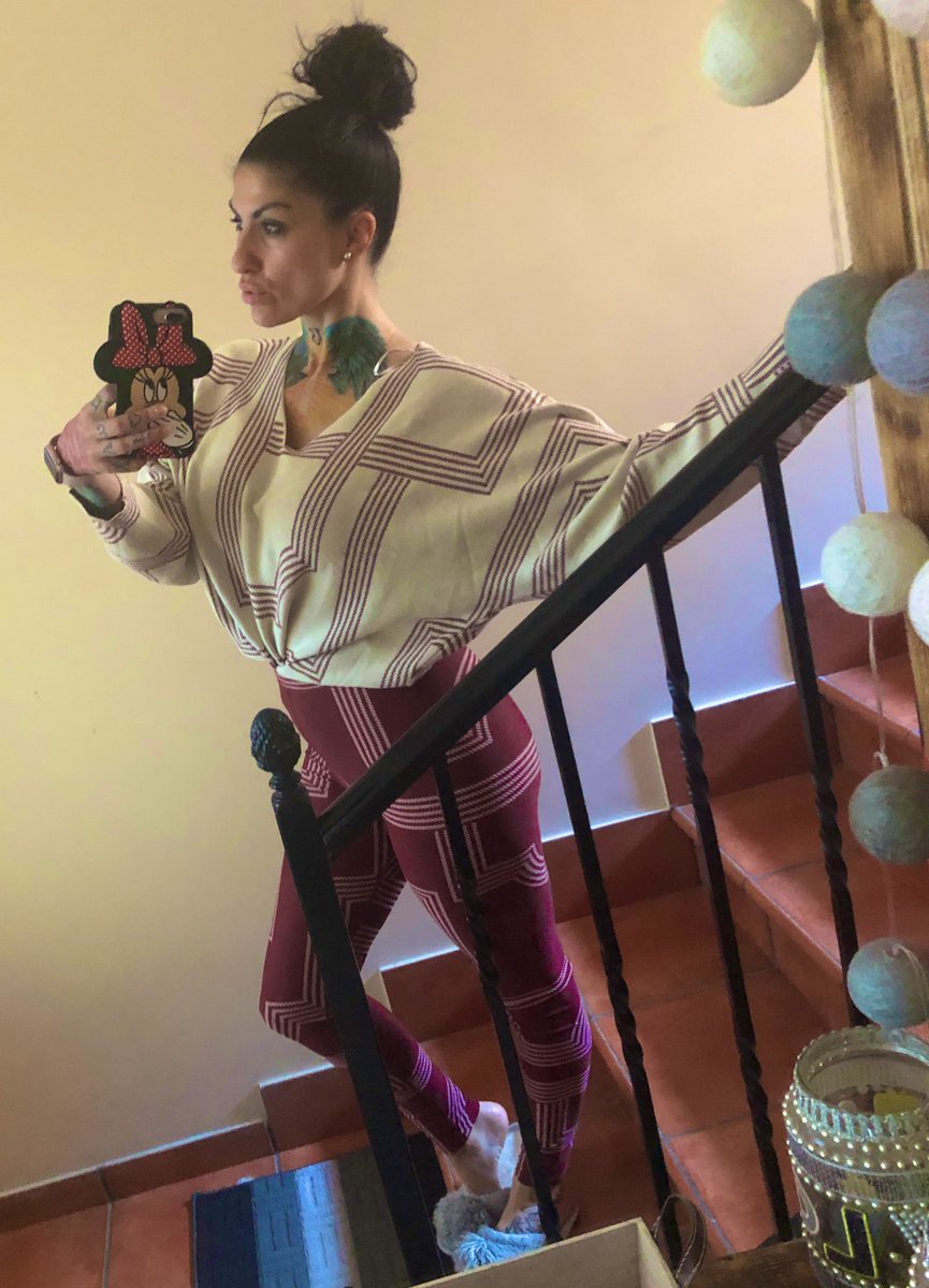 TELETRABAJAR EN CASA es lo q tiene q vas asin como en pija-chandal y en zapatotillas 🤣🤣🤣