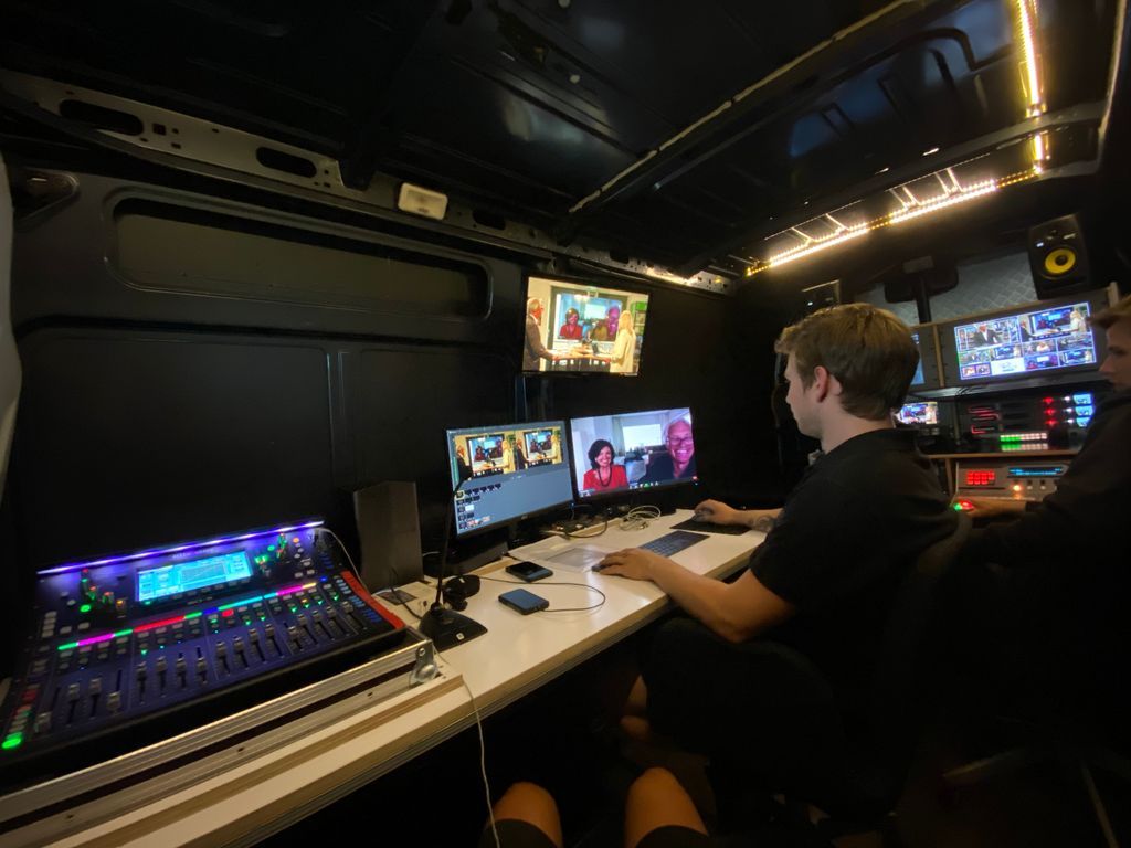 Hofman Streaming Facility verzorgde in opdracht van <a href="/OcgGoes/">OCGGoes</a> een interactieve online netwerkbijeenkomst via #livestream. Zo zag het Wijn &amp; Spijs #event er voor en achter de schermen uit!
