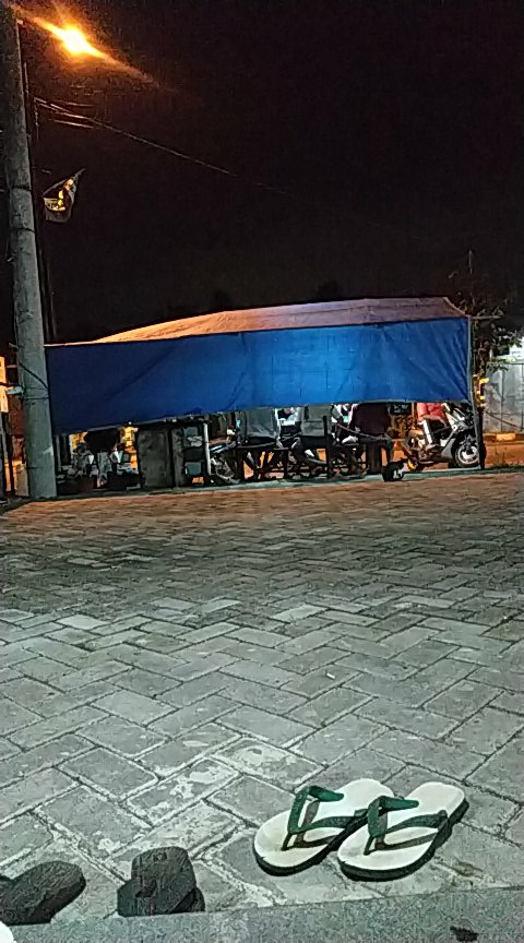 Hermawan07C's tweet photo. Abaikan sandal swallow ๐
Penting angkring legend Pak Parman Jl Purboyo kidolle mbak atun๐ค
#InfoAngkringan
#Angkringan
#SegoKucing
#SateUsus
#JaeSusu
#Gorengan https://t.co/V4rHKBSpmK