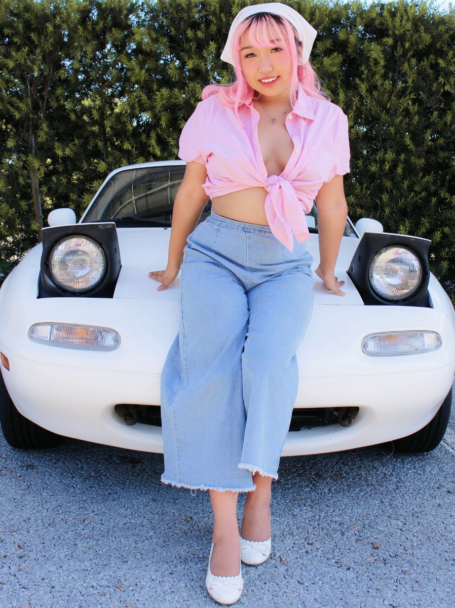 lilmimikisses's tweet photo. after driving around in my dream car for over a year, i finally took some pictures with my miata! 
♡´･ᴗ･`♡ https://t.co/Wi8AxNs7By