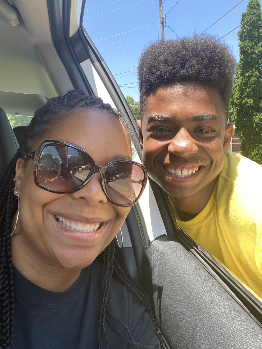 AnyeaGibson's tweet photo. Delivering pizza and goodies bags to my church babies! We haven’t had the change to celebrate the end of the year so this will have to do for now! #hartzellumc #hpstoy #hps https://t.co/BwIZeLLYRu