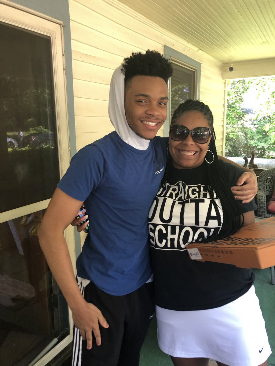 AnyeaGibson's tweet photo. Delivering pizza and goodies bags to my church babies! We haven’t had the change to celebrate the end of the year so this will have to do for now! #hartzellumc #hpstoy #hps https://t.co/BwIZeLLYRu