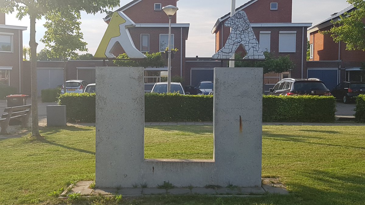 Uto_Oo's tweet photo. Dit beeld staat bij ons in de straat, het heet lambda mannetjes. Het rechter mannetje is wit, het linker is gekleurd. Van het woord black zitten de B, de L en de A in de naam lambda, dat is meer dan de helft! 
Moeten we dit beeld vernielen / slopen uit naam van racisme? https://t.co/zi0N2QkF3o