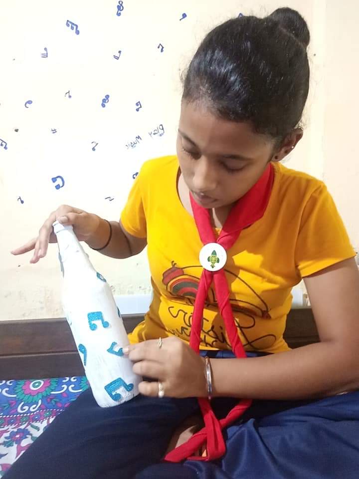 bsgnhq's tweet photo. Go local - Guides of Eastern Railway being creative with the dream of Respected Prime Minister Modi ji under project #Udaan of the Bharat Scout and Guides .... #bsgmaskbank #muskaanwithbsg #bsg #gowithlocal @narendramodi @KirenRijiju @nsitharaman @SuPriyoBabul @UN https://t.co/8Mq3NzT3Tj