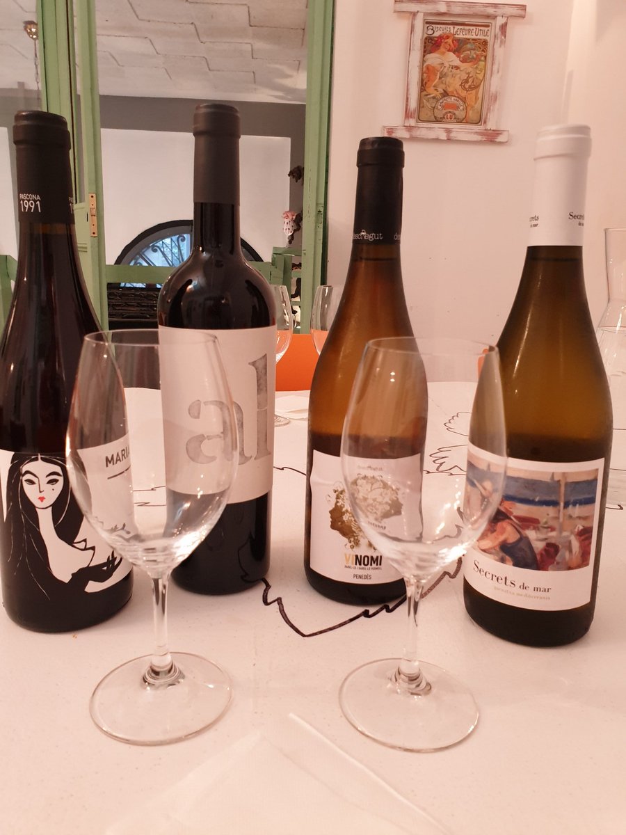 Tienen les tastos d'iniciacio a Vinateria Rosaluna. Una petita mostra de #vicatala per començar i donar a coneixer el producte de proximitat. #winelovers #sentiReLvino