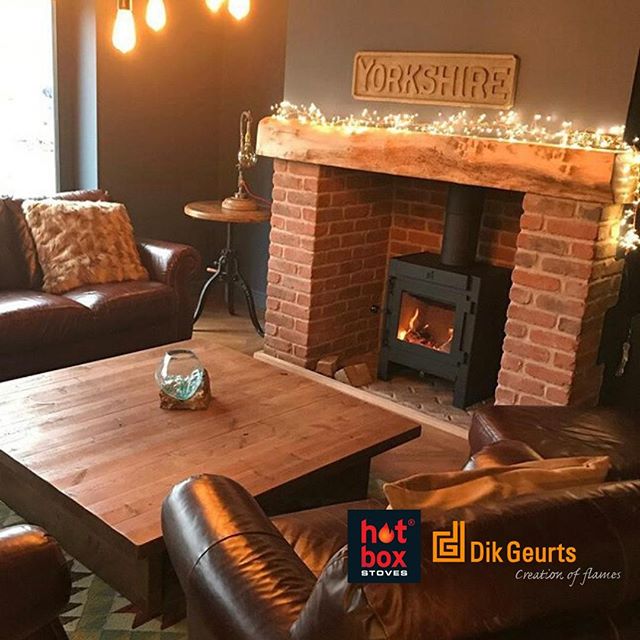 hotboxstoves's tweet photo. Stunning Brick Surround on this installation looks super cosy! #cosybythefire #mantle #woodbeam #woodburningstove #woodburner #fireplaceideas #fireplace #hotboxstoves #dikgeurts #traditionalfire #livingroomideas #architects #interiordesign https://t.co/yfB4Tpo3e2