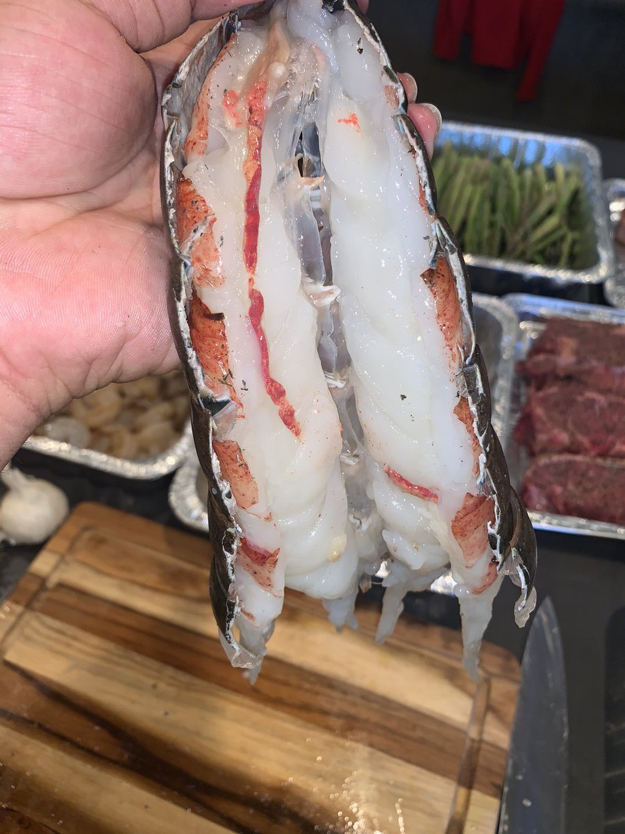 jessethechef's tweet photo. Size comparison 
448 grams each 
Buss down garlic butter lobster tails https://t.co/uCeAyM2pE1