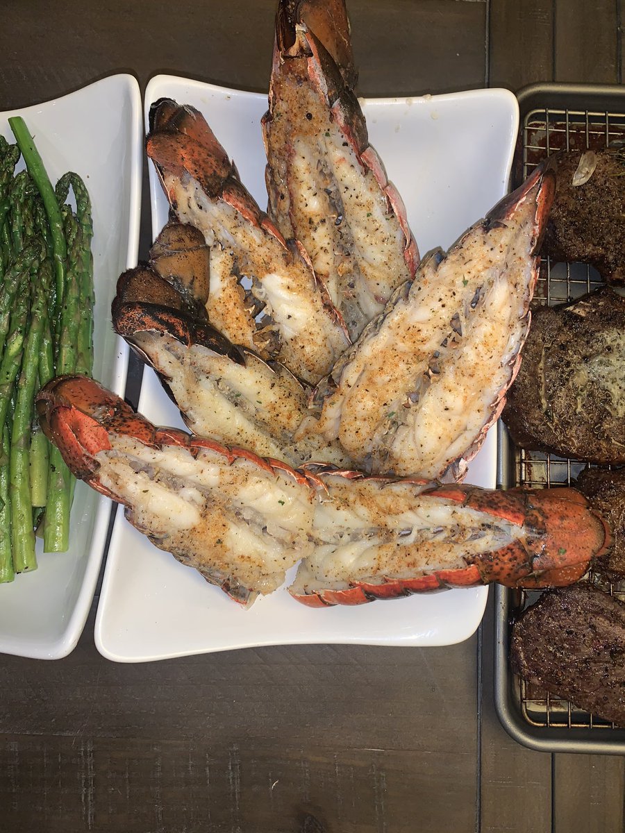 jessethechef's tweet photo. Size comparison 
448 grams each 
Buss down garlic butter lobster tails https://t.co/uCeAyM2pE1