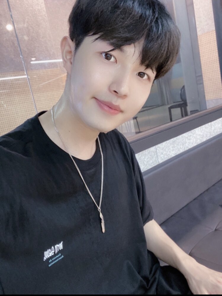garangb_i's tweet photo. 뽀얀 우유떡 페이스로 공카 왔다 갔네..🥺 https://t.co/0HNnxaqfCQ