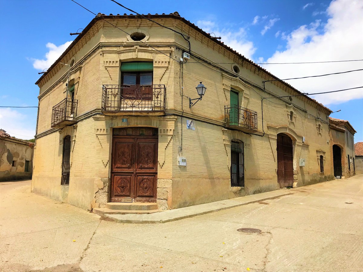 RusticasS's tweet image. Esta gran #casaseñorial de principios del S. XX puedes reformarla a tu gusto y tiene un precio inmejorable: rusticassingulares.com/es/casa-de-pue…