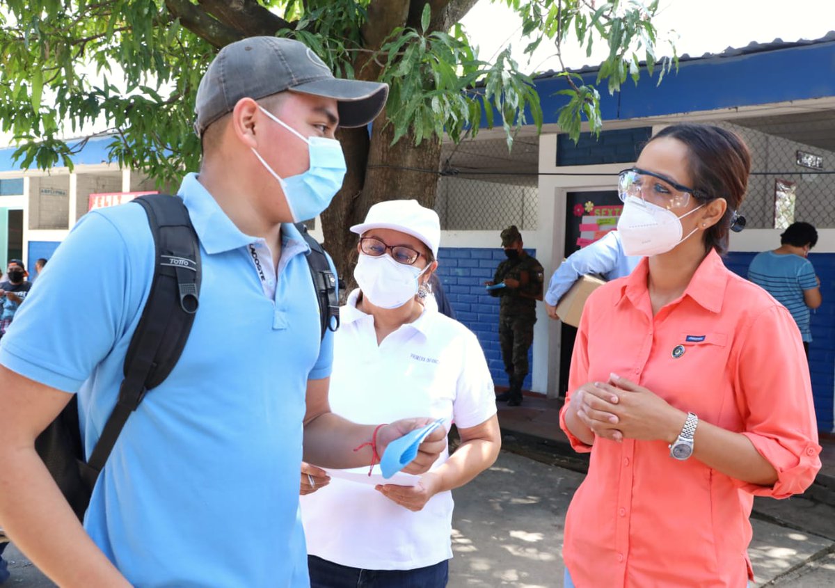 Gobierno_SV's tweet photo. El Despacho de la Primera Dama, a través de la Directora Nacional de @bienestarsv, @CristyAGomez; con el apoyo de la empresa Finos Textiles, donaron 1,000 mascarillas para las personas afectadas por tormentas que se encuentran en los albergues. https://t.co/YDl6J7n7SY