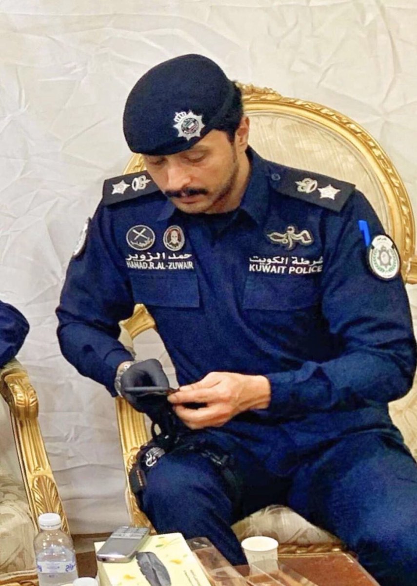 الليالي لو. تغيّر م. تغًيّر
واحد من قوم شيخان ودهايا

لا يهمك من تكلم يالزويّر
كثرهم كثراه راعين الحكايا

المواقف ثابته والوجه نيّر
يازبون الكايده راع الحمايا

حمد راجح الزوير