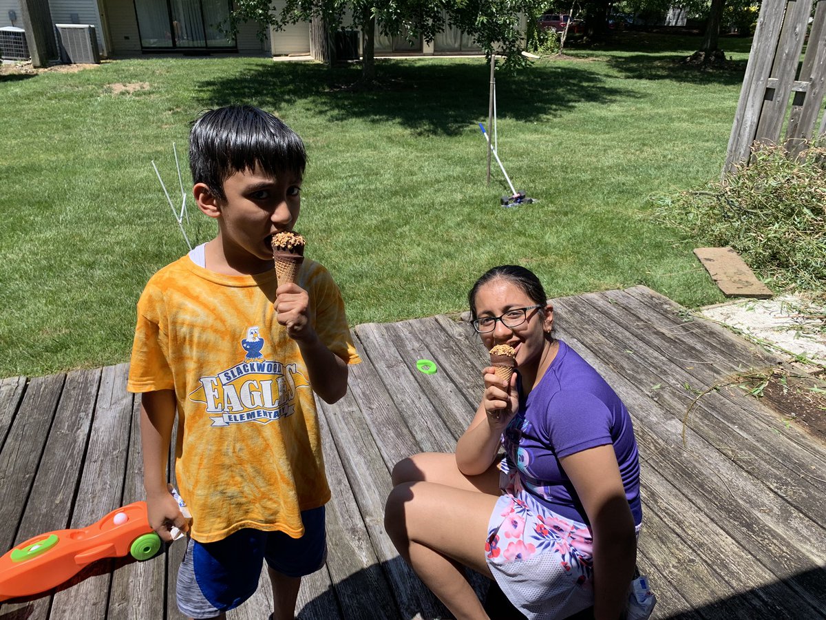 webdevelope2's tweet photo. Icecream after field day fun @MrsPTeachesPE @cassandra3201 @MrsSchwartzLIS @MuziLearningLab @LISShines @MsHartLIS https://t.co/c7ilZecln8