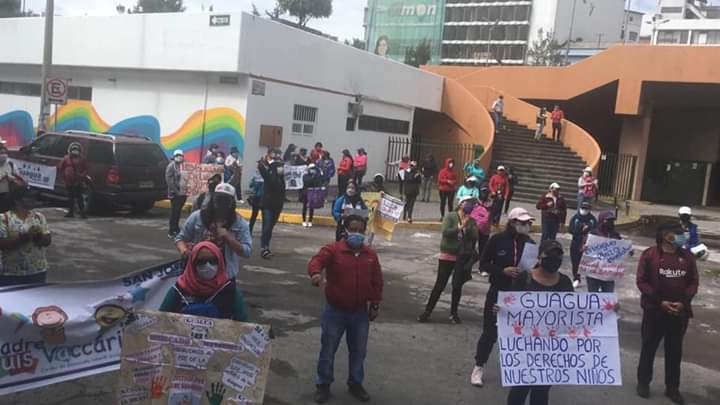 v_del_pueblo's tweet photo. Hoy en el Plantón de trabajadores de #guaguacentros que exigen que se revierta la decisión de cerrar este proyecto que beneficia a unos 9000 niños. En la Unidad judicial de violencia contra la mujer y miembros del núcleo familiar donde la jueza dará el fallo #yunda https://t.co/1XAW4Ik7IJ