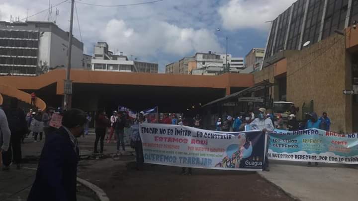 v_del_pueblo's tweet photo. Hoy en el Plantón de trabajadores de #guaguacentros que exigen que se revierta la decisión de cerrar este proyecto que beneficia a unos 9000 niños. En la Unidad judicial de violencia contra la mujer y miembros del núcleo familiar donde la jueza dará el fallo #yunda https://t.co/1XAW4Ik7IJ