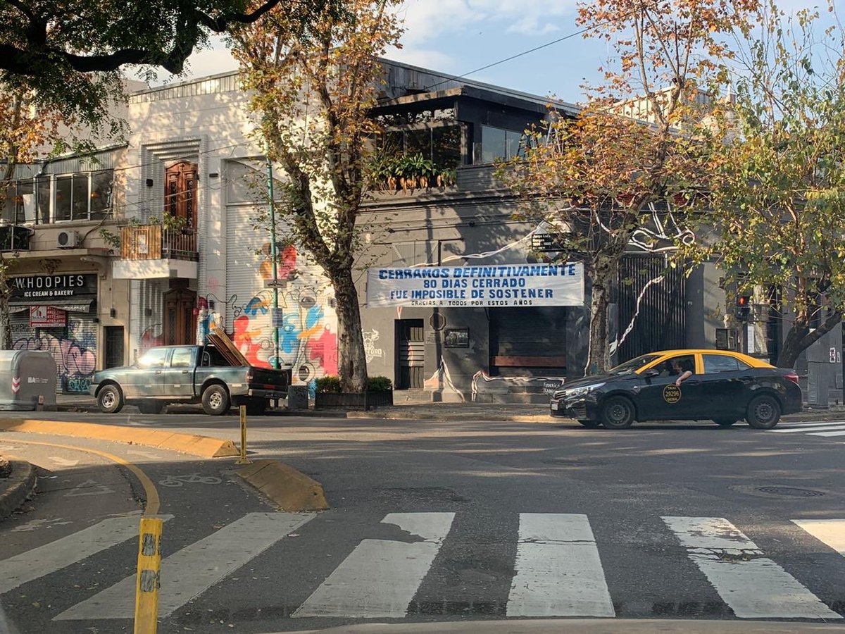 PascualInvest's tweet photo. Plaza Serrano ahora. Bares históricos cerrando. Cuantas familias está matando esta #CuarentenaEterna? https://t.co/N6kXQcVfAY