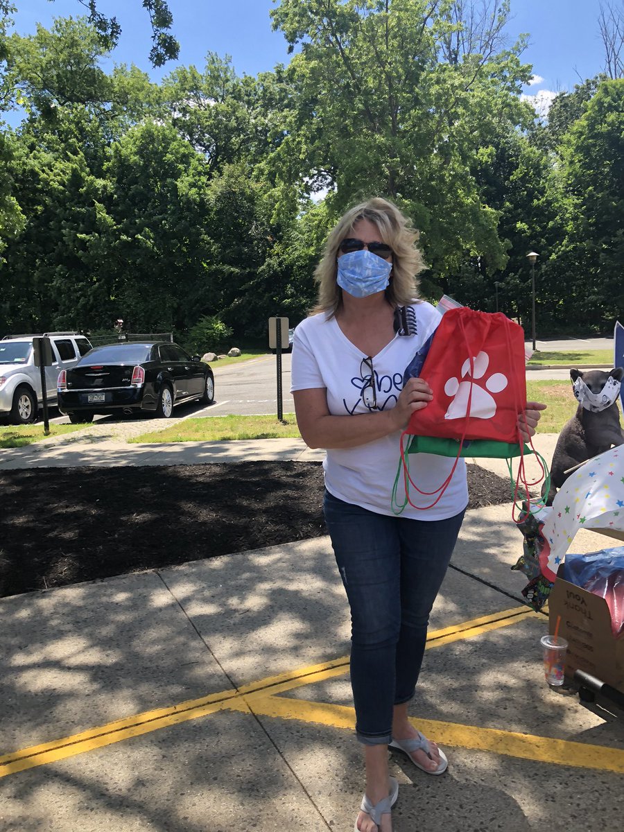 NurseViola's tweet photo. Thank you Miss Cindy for all the love and support you gave to pre KG❤️@ViolaAchieves https://t.co/gUhMl4JoR9