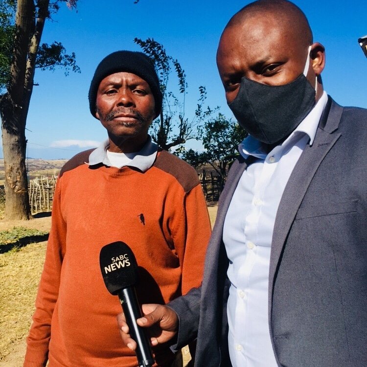 NathiMagubane's tweet photo. Sphuzo wabantwana  lo mkhulu I salute him he's a lot of funny songs 😂😂😂😂😂😂 but uyazihluphekela that the shame 😭 https://t.co/EKyW9ktZH7