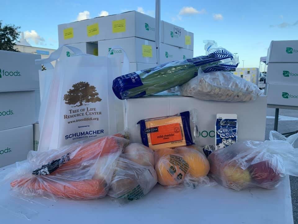 Schumachersuba's tweet photo. We 💙 being a part of such a generous and collaborative effort! This morning, The Tree of Life Resource Center filled the trunks of over 500 families in need with fresh meat, dairy, and produce 📦
#TOLResourceCenter #PBOutlets #CottonBottom #FarmShare #SAG #TeamSchumacherAuto https://t.co/7RNLlOej88