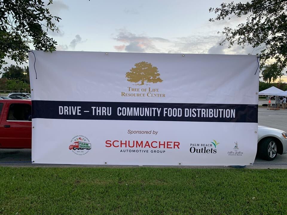 VWWPB's tweet photo. We 💙 being a part of such a generous and collaborative effort! This morning, The Tree of Life Resource Center filled the trunks of over 500 families in need with fresh meat, dairy, and produce 📦
#TOLResourceCenter #PBOutlets #CottonBottom #FarmShare #SAG #TeamSchumacherAuto https://t.co/i7I2NceTwc