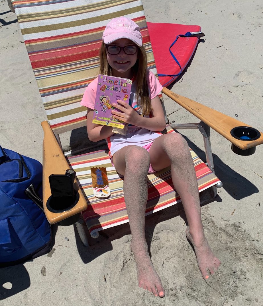 CRAmediaKK's tweet photo. Whether you are at the beach or on your own island, these @CRA_Bulldogs love to READ. #CRAreads2020 @CRASMrsJahn @CRAjzamrzycki https://t.co/vs4n692tCZ