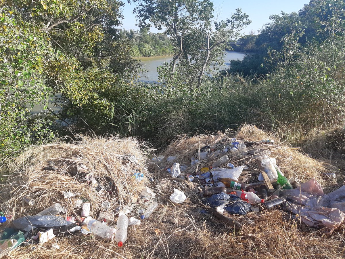 1604Chico's tweet photo. @Ayto_algaba me encanta pasear y encontrarme montañas de escombros y basura, junto a nuestro río. https://t.co/3HaPrPttm9