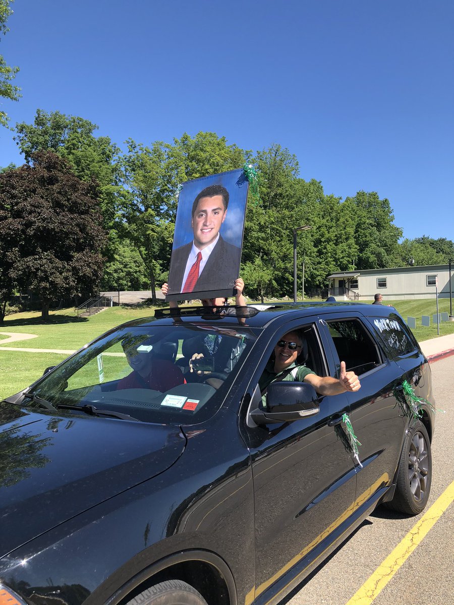 YHSDeGennaro's tweet photo. Senior Day for @YHSClassof2020 🌽🎓 #CelebrateOurSeniors #YorktownCSD @YHSPTSA https://t.co/b2c8mfMtuJ