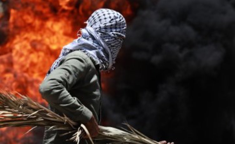 📌Kudüs Gündemi |

İsrail güçleri, Batı Şeria'nın Nablus kentine bağlı Kafr Kuddum beldesinde Ayrım Duvarı ve Yahudi yerleşimlerini protesto eden Filistinlilere plastik mermi ile müdahale etti.

#KudüsÇalışmaGrubu