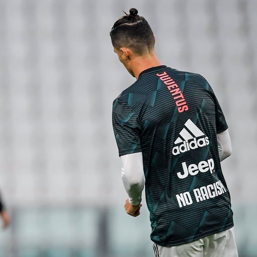 BoiplusMedia's tweet photo. Wachezaji wa @juventusfc wakiwa wamevalia jezi zenye maandishi ya kupinga ubaguzi wa rangi, kabla ya kuanza kwa mchezo wa nusu Fainali ya #CoppaUtalia.
.
.
NO TO RACISM. 
#ColourWhatColour #NoRacism #BlackLivesMatter #CopperItalia  JuveMilan .
.
#BoiplusUpdates https://t.co/PSLLsi4rD9
