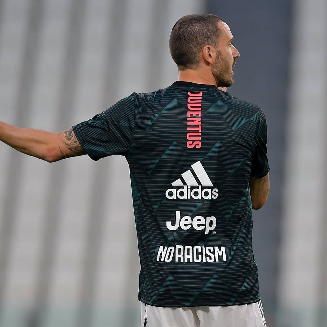 BoiplusMedia's tweet photo. Wachezaji wa @juventusfc wakiwa wamevalia jezi zenye maandishi ya kupinga ubaguzi wa rangi, kabla ya kuanza kwa mchezo wa nusu Fainali ya #CoppaUtalia.
.
.
NO TO RACISM. 
#ColourWhatColour #NoRacism #BlackLivesMatter #CopperItalia  JuveMilan .
.
#BoiplusUpdates https://t.co/PSLLsi4rD9