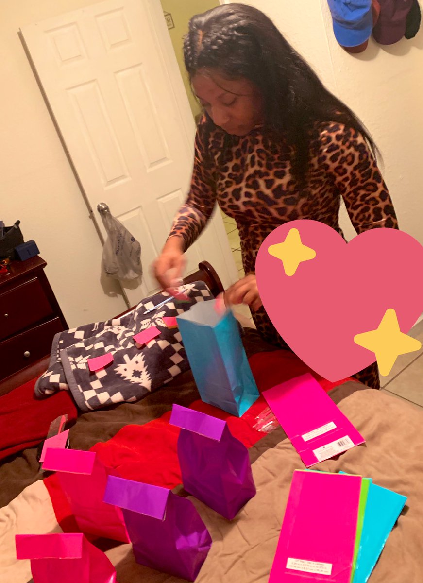 _jadaalize's tweet photo. Went to dinner last night then came home late having to make my orders ! I was super tired but that’s the boss life !! These are just a few and that was at 1 in the morning I didn’t finish till almost 3! #laybyalize #hairproducts #curls #beauty -Lay By Alize’ 🌸🦋 https://t.co/lVluj9nUJM