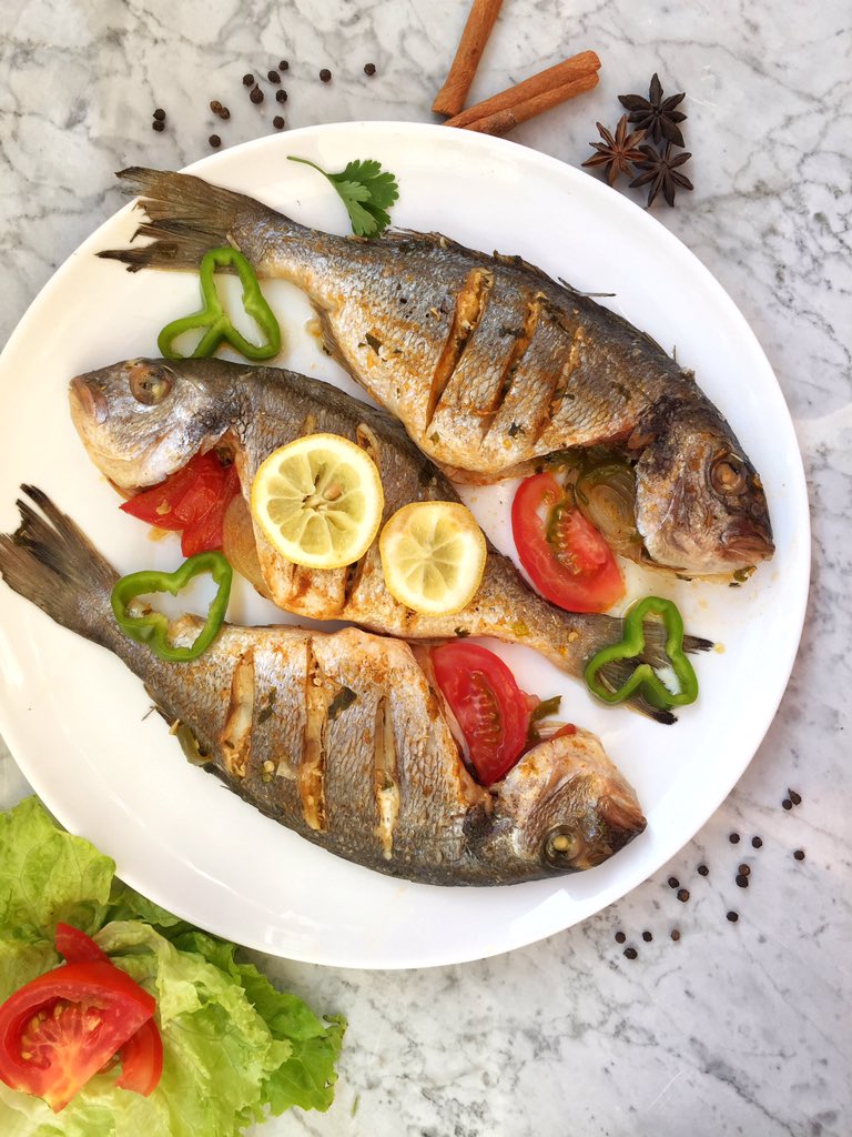 FoodRody's tweet photo. Fish in the oven 🤤🤤 the recipe 👇🏻👇🏻https://t.co/pA4s3wNooj 
#food #foodblog #yummy #Algerie #وصفات #مطبخ #الجزائر #عربي #RecipeOfTheDay #kitchen #fish #life https://t.co/Vr2imYOA3D