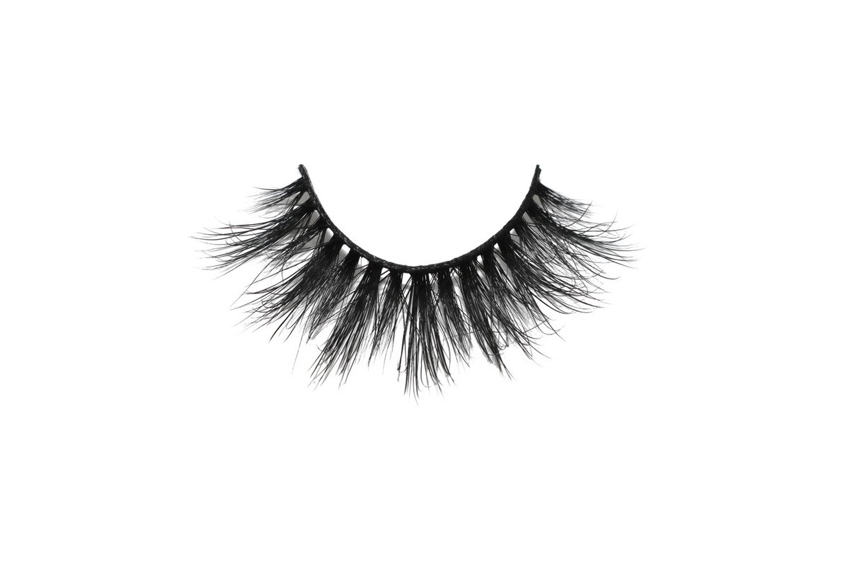 NEW EYELASH ALERT ✨✨
Meet one of our new styles in TEASE 🖤will be available on our website TODAY at 5pm (central time) 
Kyvlashes.com 💗 
#smallbusiness #lashbusiness #dfwlashes